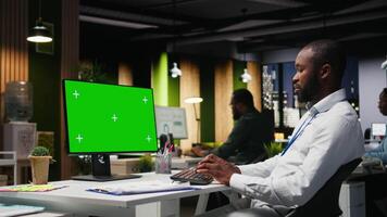 attrapp skärm på skrivbordet pc Nästa till ung svart affärsman granskning data, arbetssätt på analys Rapportera skrivning och upptäckt lösningar för global expansion och företag förvaltning uppgifter. kamera a. video