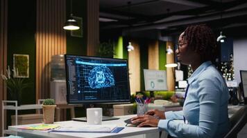 profesional analista revisando kpi informes con artificial inteligencia herramientas en computadora, trabajando con ai neural redes para máquina aprendiendo. enfatizando innovación y mejoramiento. cámara una. video
