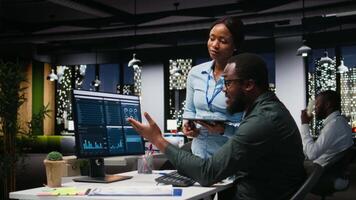 professionale attività commerciale squadra analizzando in linea grafici e risorse assegnazione, dimostrando Fidanzamento e sinergia fra collaboratori come essi preparare prestazione rapporti. telecamera un. video