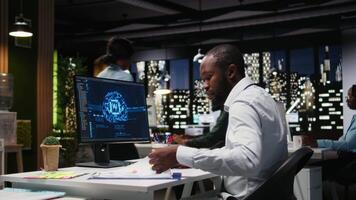 africano americano trabajador comprobación kpi métrica datos con artificial inteligencia herramientas en ordenador personal, trabajando con ai neural redes para máquina aprendiendo. enfatizando innovación. cámara una. video