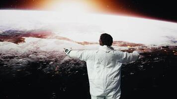 extático astronauta giratorio 360 grados en frente de planeta brillante horizonte con brazos abierto ancho. cosmonauta emocionado por exterior espacio, concepto de planetario descubrimiento y humano preguntarse, cámara un video
