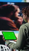 vertikal grön skärm läsplatta Begagnade förbi person till se på internet kanaler, isolerat över digital bakgrund. kvinna åtnjuter obegränsat metavers innehåll med attrapp enhet, 360 grader rotation, kamera en video