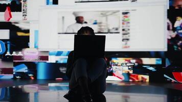 adolescente procrastinar en línea, hojeada sitios web en ordenador portátil en lugar de haciendo colegio asignaciones perezoso mujer utilizando cuaderno a tener divertido en Internet en lugar de haciendo quehaceres, cámara un video