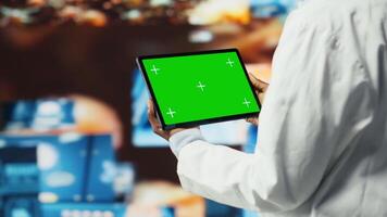 stänga upp av attrapp läsplatta Begagnade förbi sjukvård expert- ser på ct skannar och labb analys på videovägg. forskare i medicinsk forskning labb läsning hälsa data med isolerat skärm enhet, kamera b video