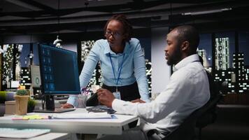 team av svart den experter använda sig av uppkopplad ai assistent till automatisera text generation och lösa dagligen uppgifter, förbättra produktivitet på de kontor. integration av Avancerad algoritmer och digital verktyg. kamera a. video