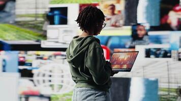 sonriente mujer utilizando ordenador portátil satisfecho por acceso a recomendaciones entregado instantáneamente. alegre usuario tiene divertido en digital era habilitando ilimitado transmisión, mirando a clips en computadora portátil, cámara si video