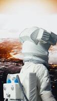 vertikal förvånad orbital station astronaut överraskad förbi skönhet av planet i Plats, använder sig av ar tech. upprymd kosmonaut använder sig av förändrad verklighet förvånad förbi galax himmelsk kroppar, roterande 360 grader, kamera en video