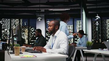 attività commerciale associati soluzione dopo ore compiti con in linea dati approfondimenti, dimostrando Fidanzamento e dedizione come essi preparare prestazione rapporti per networking e crescita. telecamera un. video