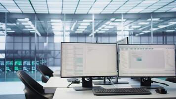 rader av koda löpning på dator skärmar i data Centrum, Begagnade för felsökning rackmontering i server rader. manus arbetssätt på pc monitorer uppgradering hårdvara, lastbilstransporter rätt skott video