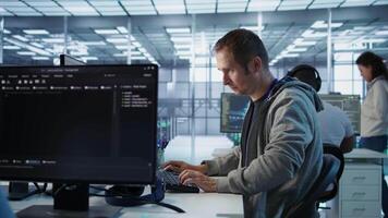 ritratto di gioioso esso esperto nel server azienda agricola garantendo prezioso dati resti schermato a partire dal minacce. ottimista tecnico salvaguardare dati centro hardware, fissaggio sistema, telecamera B video