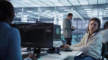 gerente comprobación proyecto Progreso de ingeniero programación en ai datos centrar usado para máquina aprendizaje capacitación. equipo líder leyendo papeleo archivos en artificial inteligencia tecnología, cámara si video