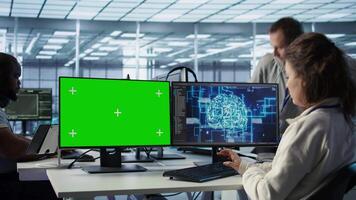 empleado trabajando en verde pantalla computadora en servidor centro, utilizando ai a proceso datos. eso desarrollador a croma llave ordenador personal actualización servidores controlador red recursos utilizando artificial inteligencia, cámara si video