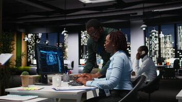 negro equipo de colegas utilizar artificial inteligencia y profético analítica, comprobación inteligente trabajo soluciones y nube informática para adaptado estrategias. ai Ingenieria algoritmos cámara una. video