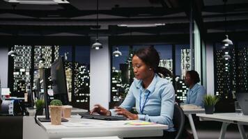 afrikansk amerikan konsult engagerad i planera och analys med pc resultat till skapa strategi rapporter för aktieägare. arbetssätt på innovation, mål inriktning och tillväxt. kamera a. video