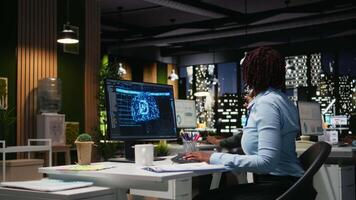 noir femme spécialiste examiner kpi rapports avec artificiel intelligence outils sur ordinateur, travail avec ai neural réseaux pour machine apprentissage. soulignant innovation et optimisation. caméra un. video