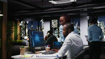 negocio equipo de expertos utilizar ai grande datos y profético analítica, comprobación inteligente trabajo soluciones y nube informática para adaptado estrategias. artificial inteligencia Ingenieria algoritmos cámara una. video