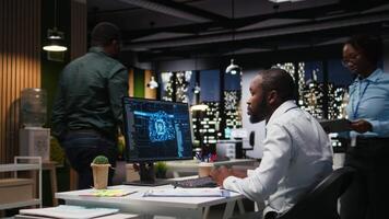 negro eso consultores trabajadores utilizar ai grande datos y profético analítica, inteligente trabajo soluciones y nube informática para adaptado estrategias. artificial inteligencia Ingenieria algoritmos cámara una. video