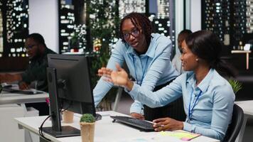 afrikansk amerikan arbetare team använda sig av digital verktyg och analys till förbättra strategi, granskning finansiell insikter på gadgetar till främja innovation och utveckling i ett kontor miljö. kamera b. video