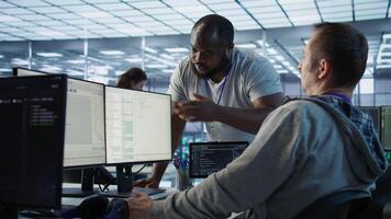 ingenieur hebben pret met collega Bij werk in gegevens centrum vestiging, maken grappen. team van technici maken elk andere lachen, bonding in server kamer, aan het doen vuist buil gebaar , camera b video