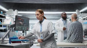 forskare undersöker testa rör med blod i modern laboratorium miljö, testning en ny läkemedel och inspelning sida effekter. analyserar dosering svar till säkerställa säkerhet och effektivitet. kamera a. video