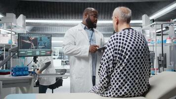 svart forskare konstaterar patient reaktioner under en läkemedel rättegång i en sjukvård inleda, inspelning data och övervakning vitala till säkerställa säker dosering nivåer för framsteg i medicin. kamera a. video