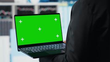 företag professionell använder sig av isolerat skärm bärbar dator till recension prestanda instrumentpaneler metrik. förvaltning verkställande utvärdera årlig Rapportera data kpis använder sig av krom nyckel anteckningsbok video