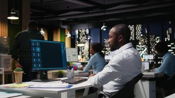 manlig pc användare interagera med ai chatt systemet på dator på kontor efter timmar, highlighting de Evolution av artificiell intelligens. chatbot tjänster och digital verktyg för produktivitet. kamera a. video