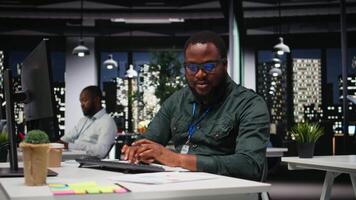 focalizzata maschio dipendente riflettendo su un' attività commerciale strategia puzzle, immaginando creativo concetti e proiettando futuro risultati. in profondità contemplazione per ispirare un' nuovo prospettiva su il problema. telecamera un. video