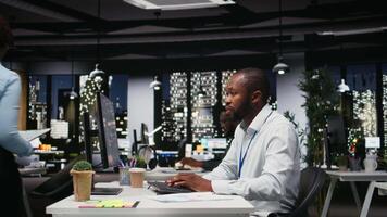 nero attività commerciale consulente correzione di bozze finanziario numeri a del desktop dopo ore, studiando dati per mensile prestazione rapporti. garantendo azienda obiettivi realizzazione a notte. telecamera un. video