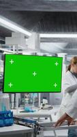 vertikal grön skärm Nästa till svart läkare studerar data för läkemedel testning i labb, utvärdera dosering och potential sida effekter. kontroll kemisk reaktioner och säkerhet till Stöd vetenskap genombrott. kamera a. video