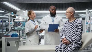 ricerca istituire squadra consulenza e discutere con paziente per droga studia, monitoraggio Salute e trattamento risultato mentre analizzando dati e lato effetti. scoperte nel farmacologia. telecamera un. video