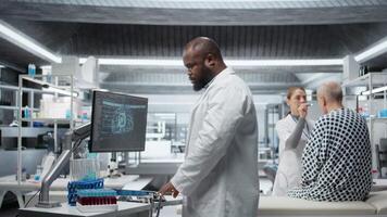 negro médico utilizando artificial inteligencia a observar efecto durante nuevo fármaco prueba, coleccionar farmacología datos con neural redes sistema. biomedicina descubrimiento y innovación. cámara una. video