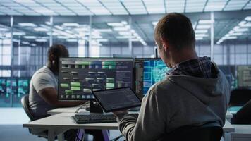 systeem beheerder in gegevens centrum oplossen taken Aan tablet, rennen programmering scripts. software ontwikkelaar manipuleren lijnen van code voor ai toepassingen ontwikkeling gebruik makend van apparaat video