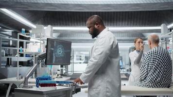 negro médico conductible análisis con ai máquina aprendizaje en laboratorio, coleccionar investigación datos y pruebas un nuevo fármaco fórmula. observando tratamiento efectos y salud reacciones cámara una. video