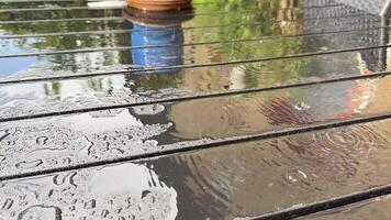 chuva gotas em a de madeira área coberta video
