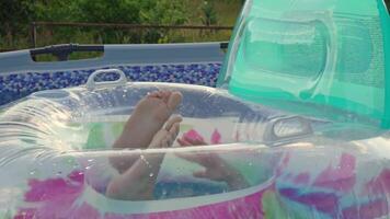 avkopplande slå samman dag med flytande uppblåsbar rör och solig sommar vibrafon video