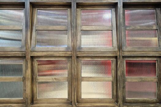 rústico de madera ventana marcos con texturizado vaso paneles, creando un acanalado modelo. foto