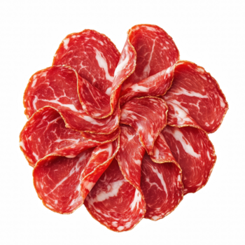 finamente rebanado piezas de salami arreglado en superposición modelo aislado en negro antecedentes png