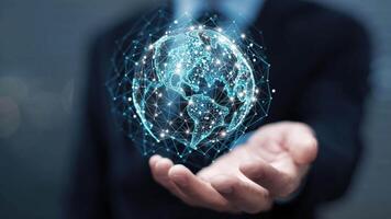 uomo Tenere un' digitale globo che rappresentano globale connettività e dati Rete concetto video