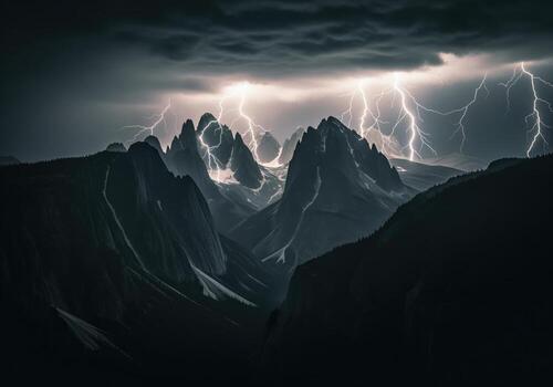 poderoso relámpago tornillos electrizar un dramático montaña rango durante un grave tormenta foto