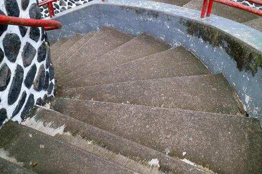 curvo hormigón escalera con rojo barandillas foto