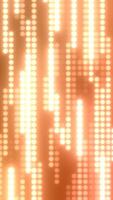 abstrakt vertikal rader av gyllene lysande prickar formning upplyst ljus strömmar på en värma bakgrund video