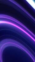 abstrakt violett och blå lysande Ränder strömmande diagonalt, skapande en slät trogen lutning design video