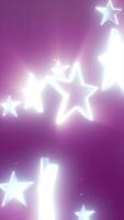 resumen brillante blanco estrellas flotante en un púrpura degradado fondo, creando un soñador noche cielo efecto video