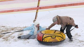 Schwestern unterstützen jeder andere oben schneebedeckt Hügel video
