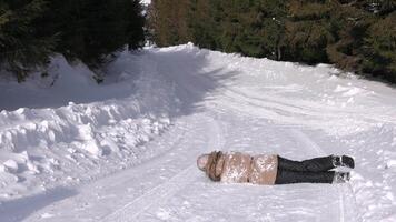 jung Mädchen Rodeln Nieder schneebedeckt Berg Hügel video