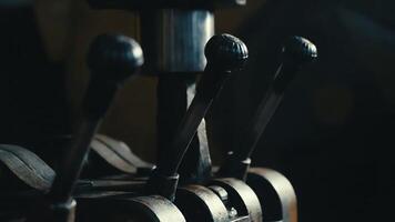 närbild av industriell maskin spakar varelse drivs i en mörk fabrik miljö, som visar exakt kontrollera och mekanisk rörelse. video