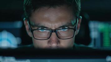 focado homem dentro óculos trabalhando em computador às noite, tela reflexão em face. video