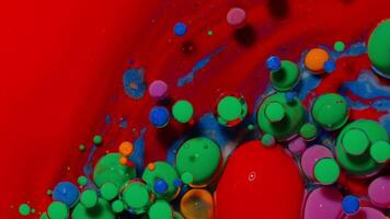 parte superior ver fantástico estructura de vistoso petróleo pintar y tinta burbujas caótico movimiento. resumen vistoso pintar. movimiento en líquido. agua superficie multicolor textura antecedentes. macro. patrón, diseño video