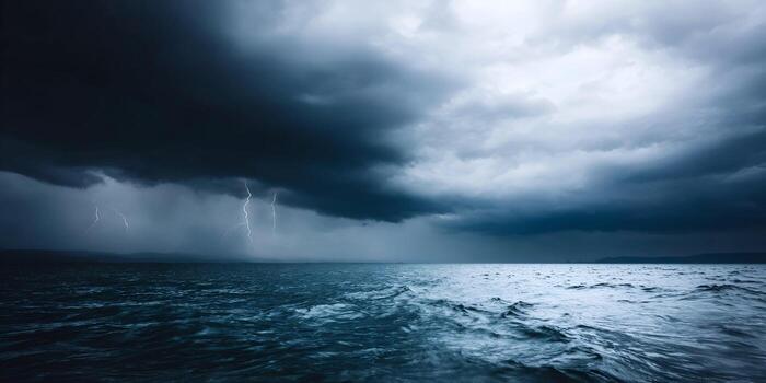 un oscuro temperamental Oceano experiencias un poderoso tormenta con múltiple relámpago huelgas y pesado lluvia foto